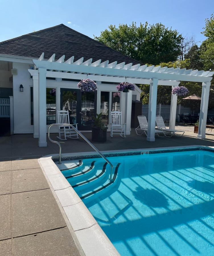 Getaway Villa- 3 Mins To Mohegan- Fully Stocked With Two Full Beds & Fireplace- Jacuzzi, Saltwater Pools, Sauna Norwich Luaran gambar
